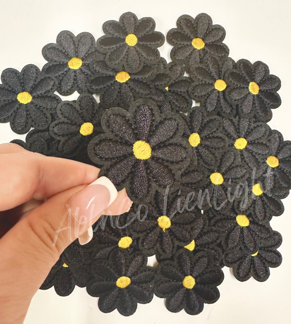 2” black daisy flower patch
